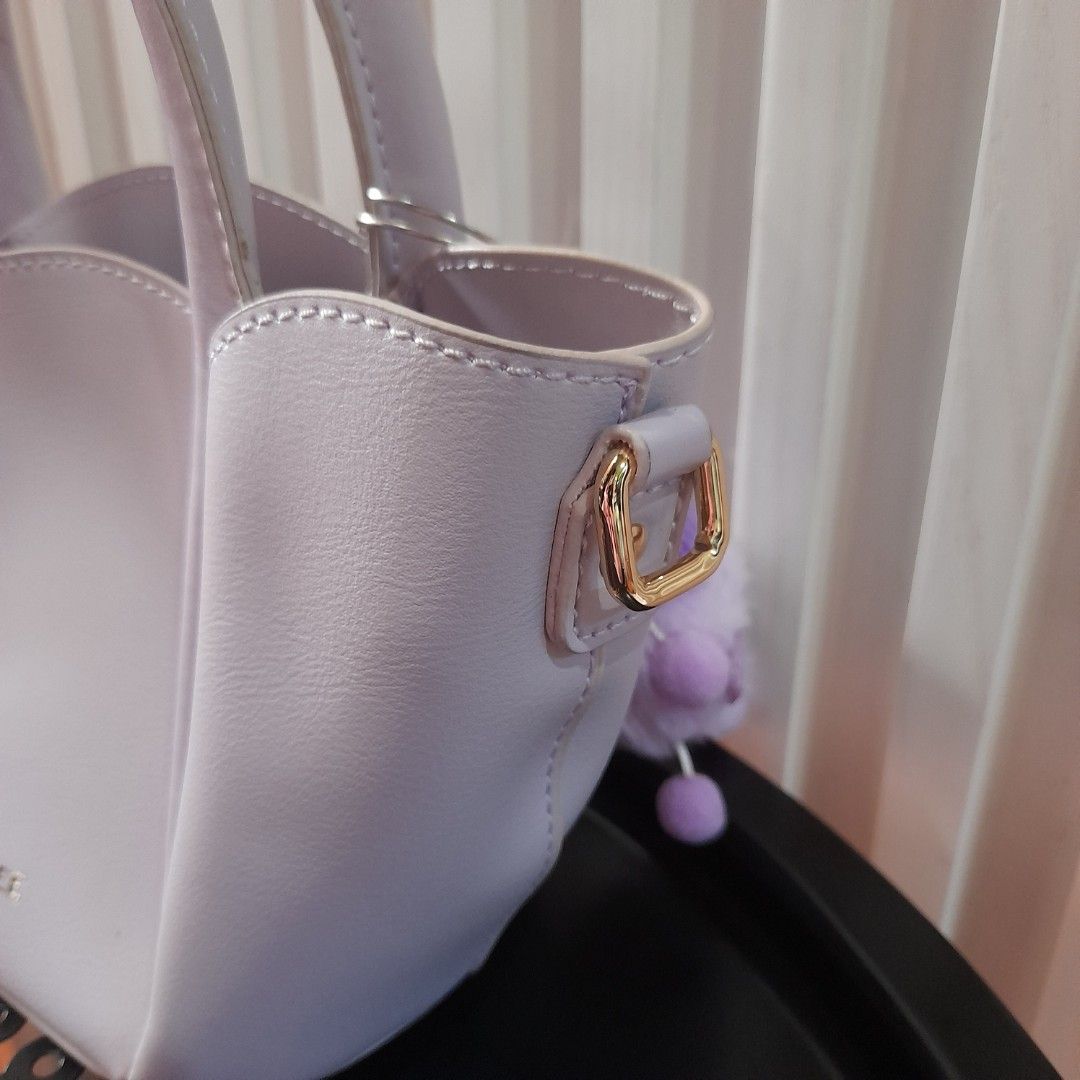 Agafree (Kategori: Tas & Dompet Wanita) berada di Tabanan. Dikirim oleh so_unique (ID iklan 1451077439, Gambar 3). Deskripsi: Detail : FREE Untuk Pembelian Item Apa Saja di Dalam Katalog Model : Selempang dan Jinjing Minus : Tali Panjang Tidak Ada. Masih Mulus. 💕Happy Shopping💕.