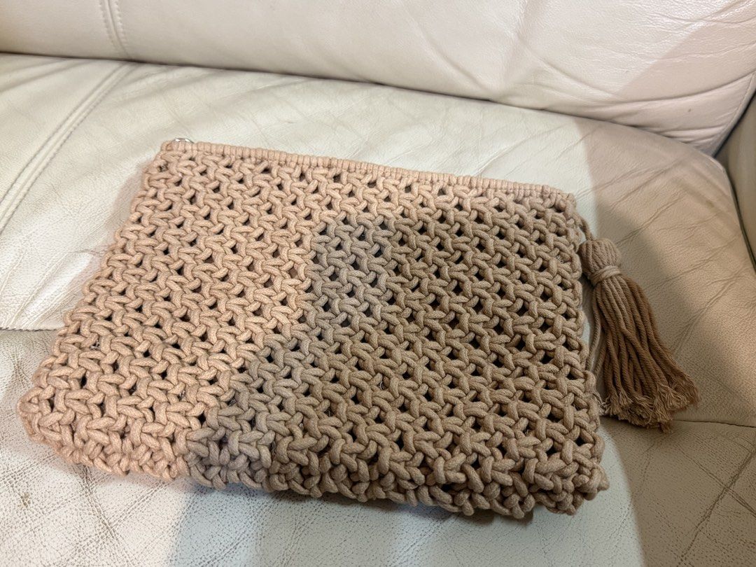 全新台牌air space 編織雙面手提袋 腋下包 化妝袋 萬用包woven clutch bag make up travel case （分類：手拿包）位於 Hong Kong。 由 adayeungyt 提交（商品編號 1451038678，圖片 2）。簡介： 全新 台灣品牌Air Space 買 原價大約600台幣 渡假 size 實用 Size: 26cm*21cm 附一條手提帶未開封 有一個暗格。