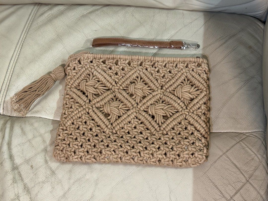 全新台牌air space 編織雙面手提袋 腋下包 化妝袋 萬用包woven clutch bag make up travel case （分類：手拿包）位於 Hong Kong。 由 adayeungyt 提交（商品編號 1451038678，圖片 1）。簡介： 全新 台灣品牌Air Space 買 原價大約600台幣 渡假 size 實用 Size: 26cm*21cm 附一條手提帶未開封 有一個暗格。