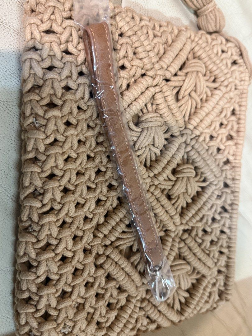 全新台牌air space 編織雙面手提袋 腋下包 化妝袋 萬用包woven clutch bag make up travel case （分類：手拿包）位於 Hong Kong。 由 adayeungyt 提交（商品編號 1451038678，圖片 3）。簡介： 全新 台灣品牌Air Space 買 原價大約600台幣 渡假 size 實用 Size: 26cm*21cm 附一條手提帶未開封 有一個暗格。