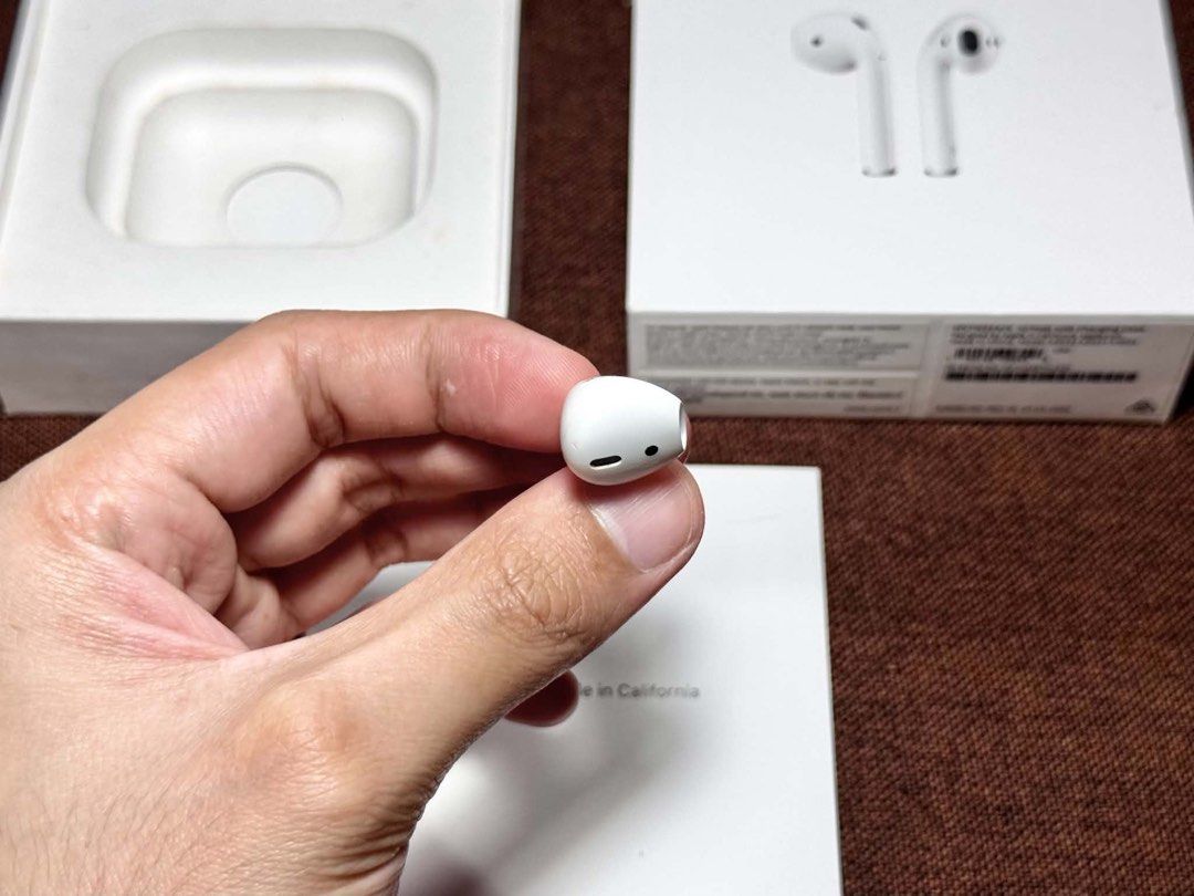 Airpods Gen 2 Left Pod only (Category: Earphones) located in Antipolo. Submitted by kenet13 (Listing ID 1450996556, Image 3). Description: Selling my Airpods Gen 2 LEFT POD ONLY PERSONAL WARRANTY: 1 MONTH (as long as hindi po nabagsak or nabasa) 100% no any hidden defects 100% good battery health 100% working perfectly 100% original Please no to lowballing po, I always ensure that all of my products are like new condition and free of issues to sa