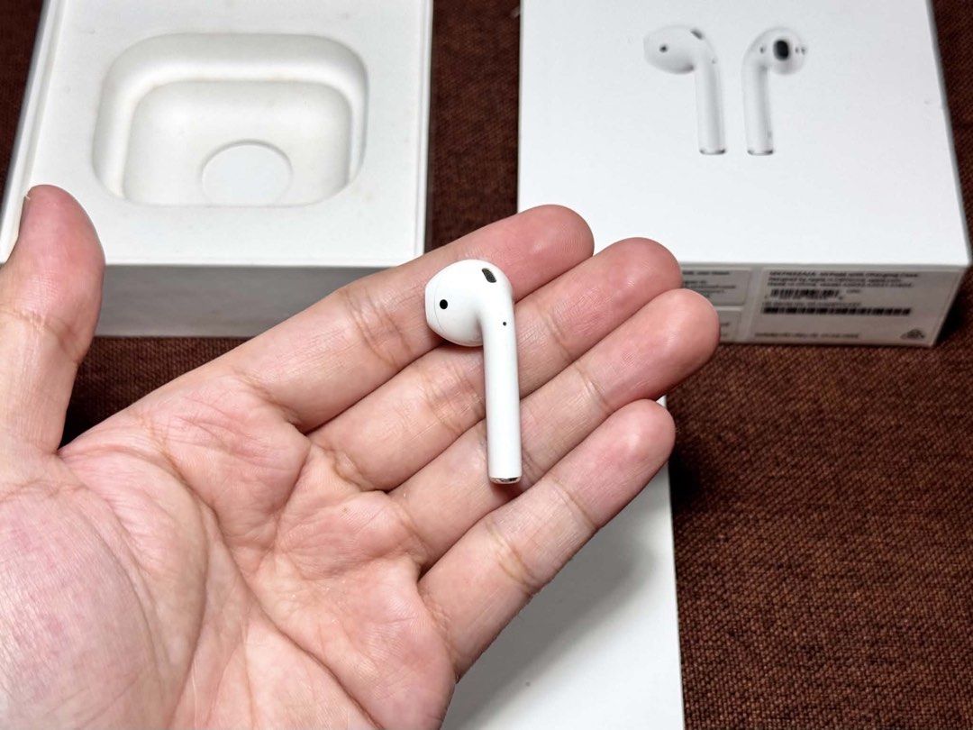 Airpods Gen 2 Left Pod only (Category: Earphones) located in Antipolo. Submitted by kenet13 (Listing ID 1450996556, Image 2). Description: Selling my Airpods Gen 2 LEFT POD ONLY PERSONAL WARRANTY: 1 MONTH (as long as hindi po nabagsak or nabasa) 100% no any hidden defects 100% good battery health 100% working perfectly 100% original Please no to lowballing po, I always ensure that all of my products are like new condition and free of issues to sa
