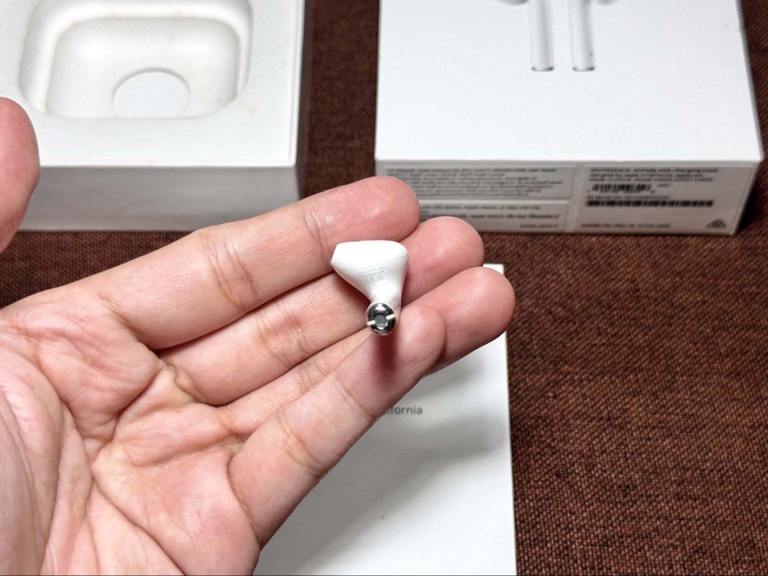 Airpods Gen 2 Right Pod only (Category: Earphones) located in Antipolo. Submitted by kenet13 (Listing ID 1450997652, Image 3). Description: Selling my Airpods Gen 2 RIGHT POD ONLY PERSONAL WARRANTY: 1 MONTH (as long as hindi po nabagsak or nabasa) 100% no any hidden defects 100% good battery health 100% working perfectly 100% original Please no to lowballing po, I always ensure that all of my products are like new condition and free of issues to 