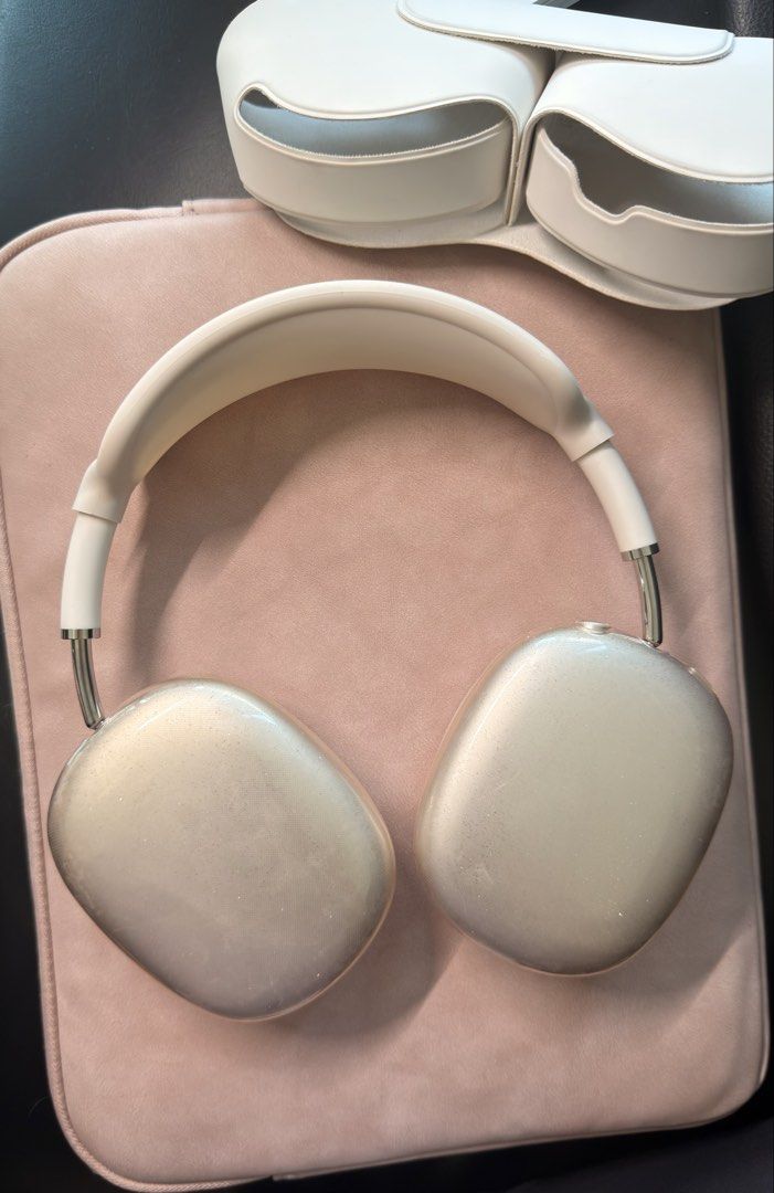 AirPods Max Starlight 2024 (USB-C Version) (Category: Headphones & Headsets) located in Pasig City. Submitted by hanndm (Listing ID 1451126442, Image 3). Description: • Apple AirPods Max (Starlight) • Original price: ₱34,990 •Released in September 2024, bought in December 2024 • Used only a few times. No scratches or any issues with the hardware/software • Comes with original smart case, USB-C Cable, box • Glitter case & silicon case included • S