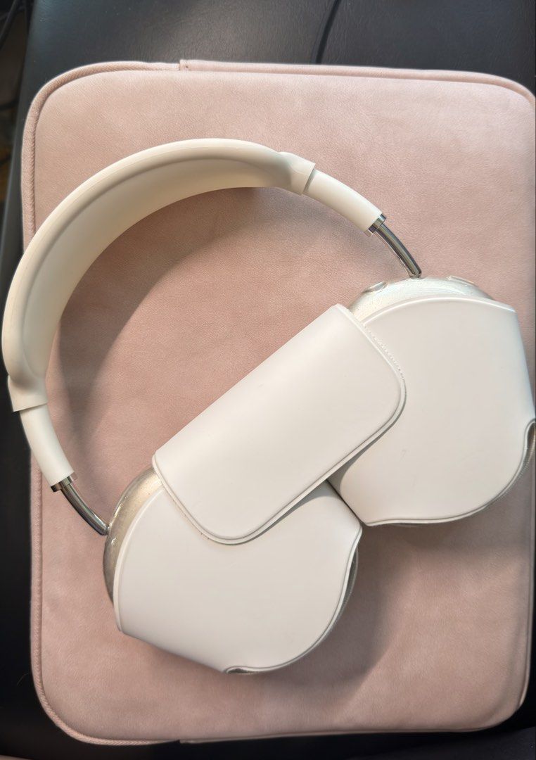 AirPods Max Starlight 2024 (USB-C Version) (Category: Headphones & Headsets) located in Pasig City. Submitted by hanndm (Listing ID 1451126442, Image 1). Description: • Apple AirPods Max (Starlight) • Original price: ₱34,990 •Released in September 2024, bought in December 2024 • Used only a few times. No scratches or any issues with the hardware/software • Comes with original smart case, USB-C Cable, box • Glitter case & silicon case included • S