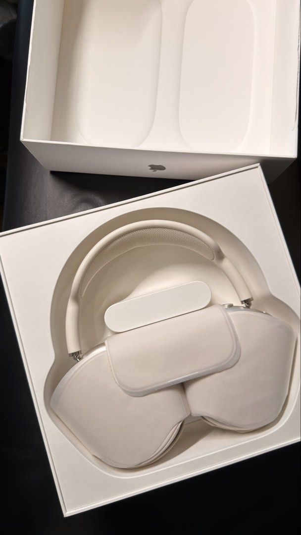 AirPods Max Starlight 2024 (USB-C Version) (Category: Headphones & Headsets) located in Pasig City. Submitted by hanndm (Listing ID 1451126442, Image 2). Description: • Apple AirPods Max (Starlight) • Original price: ₱34,990 •Released in September 2024, bought in December 2024 • Used only a few times. No scratches or any issues with the hardware/software • Comes with original smart case, USB-C Cable, box • Glitter case & silicon case included • S