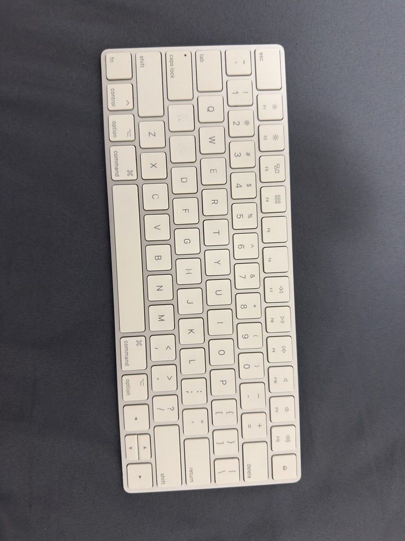 Apple Magic Keyboard Lightning Port
