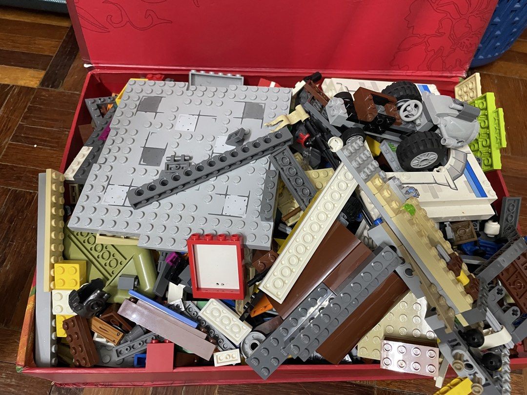 Assorted Lego Bricks and Baseplates (Category: Toys & Games) located in Kuala Lumpur. Submitted by vihaans77 (Listing ID 1451072594, Image 1). Description: - Assorted Lego bricks for endless building possibilities. - Includes pre-built structures for immediate play. - Large baseplates included for stable creations. - Wide variety of colors and shapes to spark imagination. - Perfect for children and adult Lego enthusiasts. - All items are containe