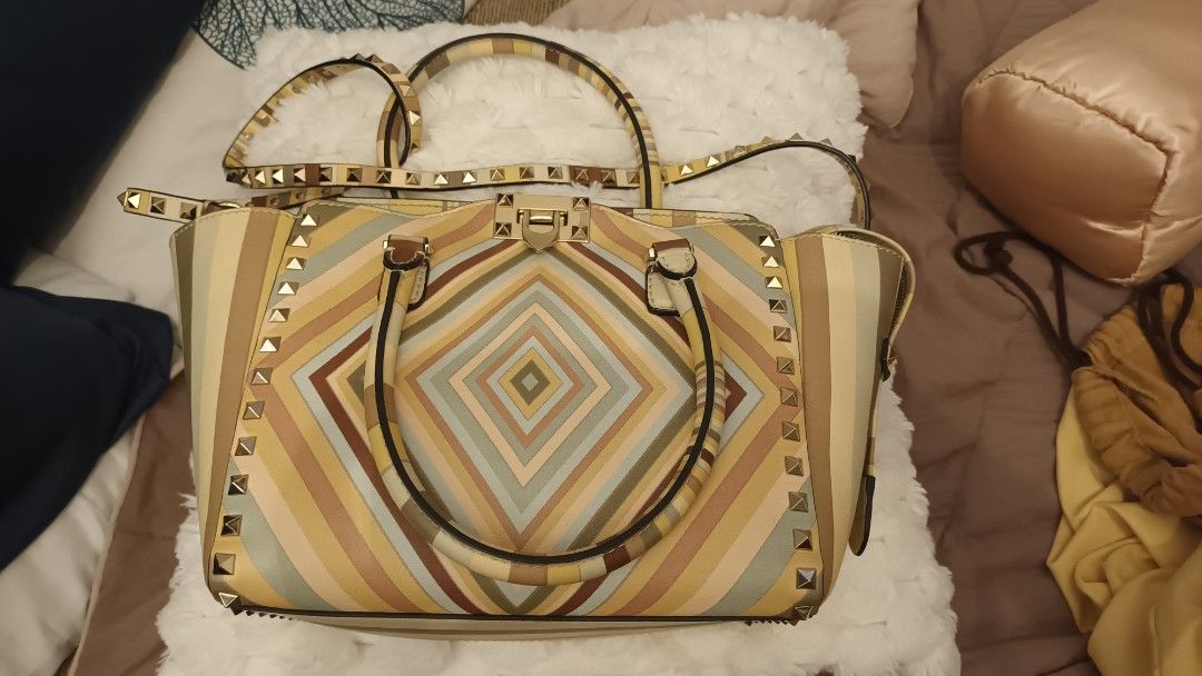 Authentic Valentino 2 way bag small size (Category: Luxury Bags & Wallets) located in Cavite. Submitted by wgac9 (Listing ID 1451128709, Image 1). Description: inclusion original dustbag personal item.