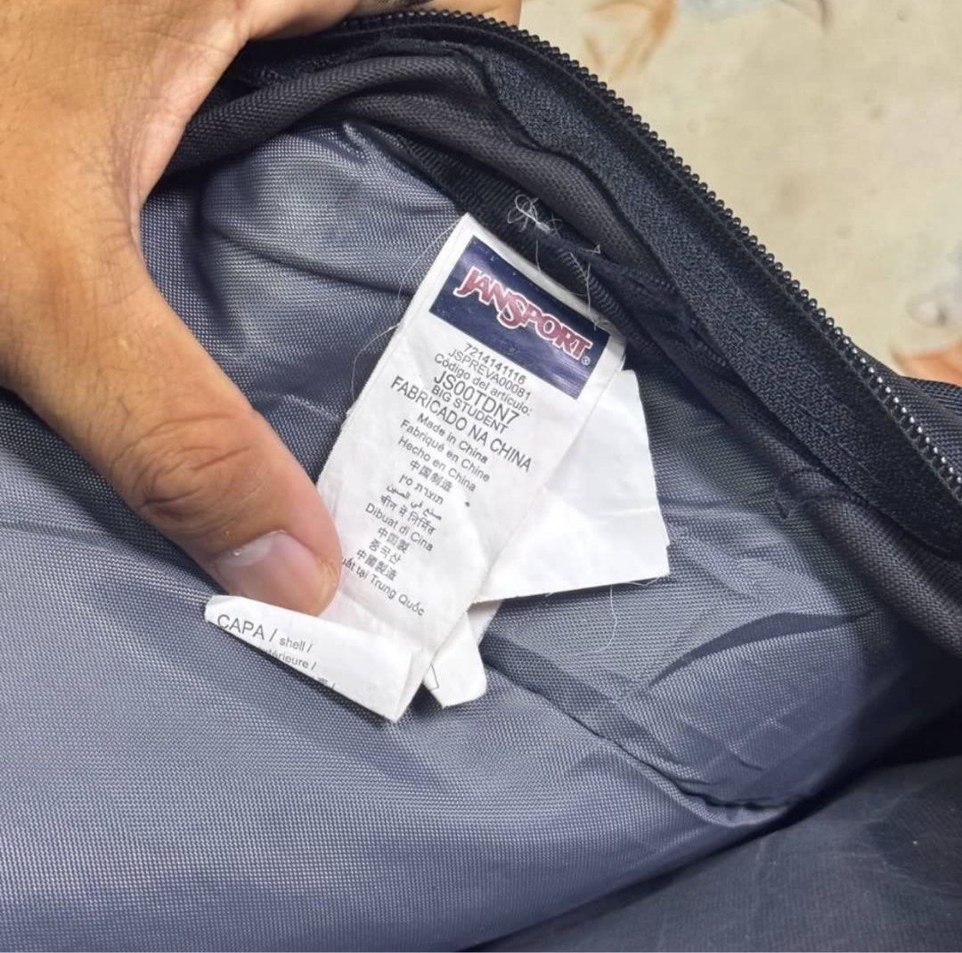 Bagpack Jansport Original (Category: Backpacks) located in Kuala Lumpur. Submitted by definisigergasi_thrift (Listing ID 1451118100, Image 3). Description: bag jansport original condition cemerlang 8.9/10 beg besar hitam pekat Rm 45.