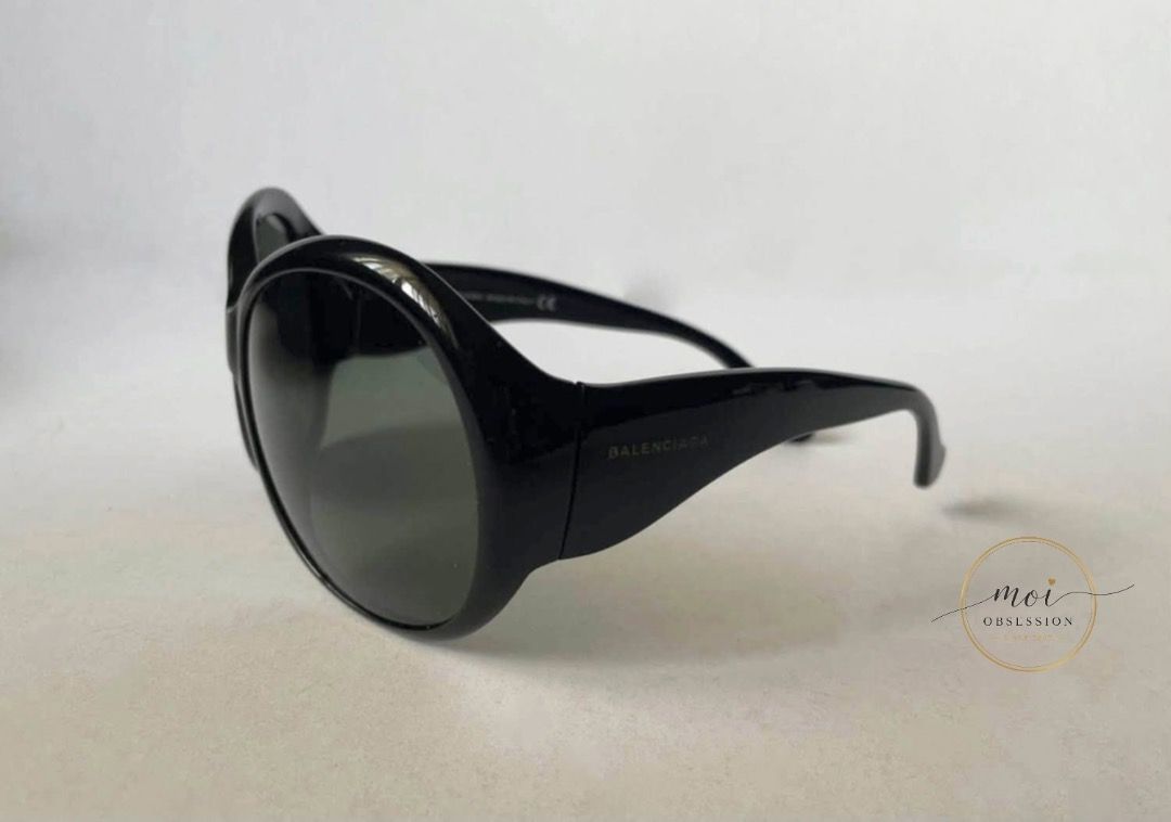 BALENCIAGA OVERSIZED SUNGLASSES WITH RECEIPT (Category: Luxury Accessories) located in Cagayan de Oro. Submitted by moiobsession (Listing ID 1450941371, Image 3). Description: ✨ Certified Authentic ✨ BALENCIAGA Oversized Sunglasses 🖤 Elevate your everyday look with these chic Balenciaga Oversized Sunglasses. Designed with a timeless oversized silhouette that flatters most face shapes while adding effortless luxury to any outfit—perfect for trave