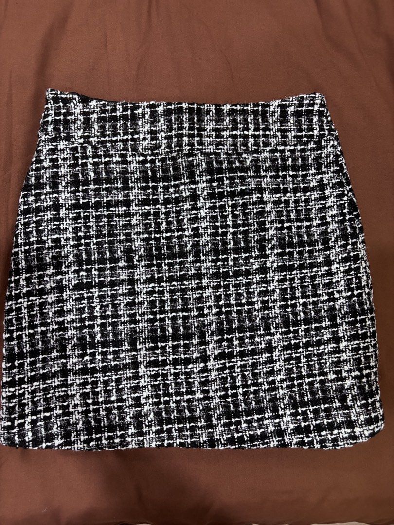 Black and White Tweed Mini Skirt (Category: Skirts) located in Manila. Submitted by laijane (Listing ID 1450956745, Image 2). Description: - Classic black and white tweed mini skirt - Flattering A-line cut - Side zipper closure - Perfect for dressing up or down - Ideal for work or a night out Waist 28 cm Hips 34 cm Length 32 cm.