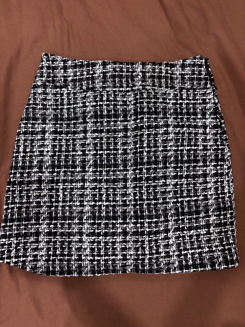 Black and White Tweed Mini Skirt (Category: Skirts) located in Manila. Submitted by laijane (Listing ID 1450956745, Image 1). Description: - Classic black and white tweed mini skirt - Flattering A-line cut - Side zipper closure - Perfect for dressing up or down - Ideal for work or a night out Waist 28 cm Hips 34 cm Length 32 cm.