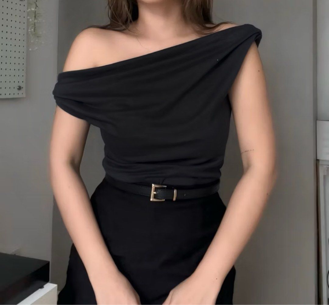 Black One Shoulder Drape Asymmetrical Top (Category: Sleeveless) located in Caloocan City. Submitted by scyl_ (Listing ID 1451116667, Image 1). Description: manage expectations ‼️ - no visible flaws - never worn (di kasya) - no meetups loc: caloocan.