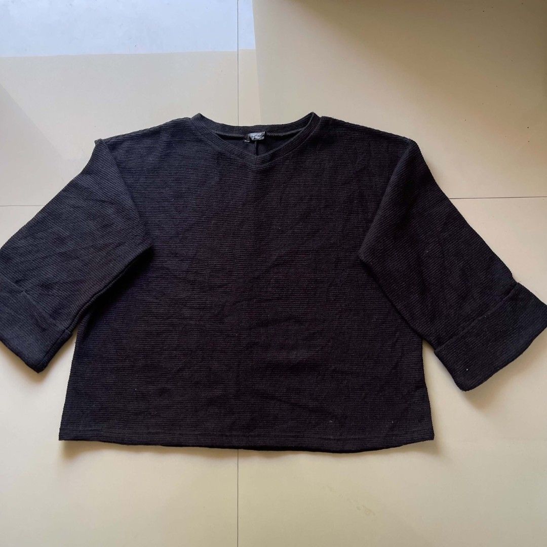 Black Ribbed Cropped Sweater (Category: Longsleeves) located in Manila. Submitted by daemon10 (Listing ID 1450942155, Image 1). Description: - Ribbed black sweater - V-neck design - Cropped sleeves - Subtle stripe pattern fabric - Comfortable and casual feel - Ideal for layering or standalone wear.