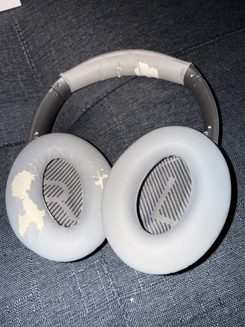 Bose QuietComfort 1st Gen (Category: Headphones & Headsets) located in Makati City. Submitted by wlls08 (Listing ID 1451070770, Image 2). Description: Original Bose. Working fine pero maraming scratches and nagbabakbak yung color ng cushion (pwedeng palitan). You can do quality check during meet up in a secured place Price is negotiable.