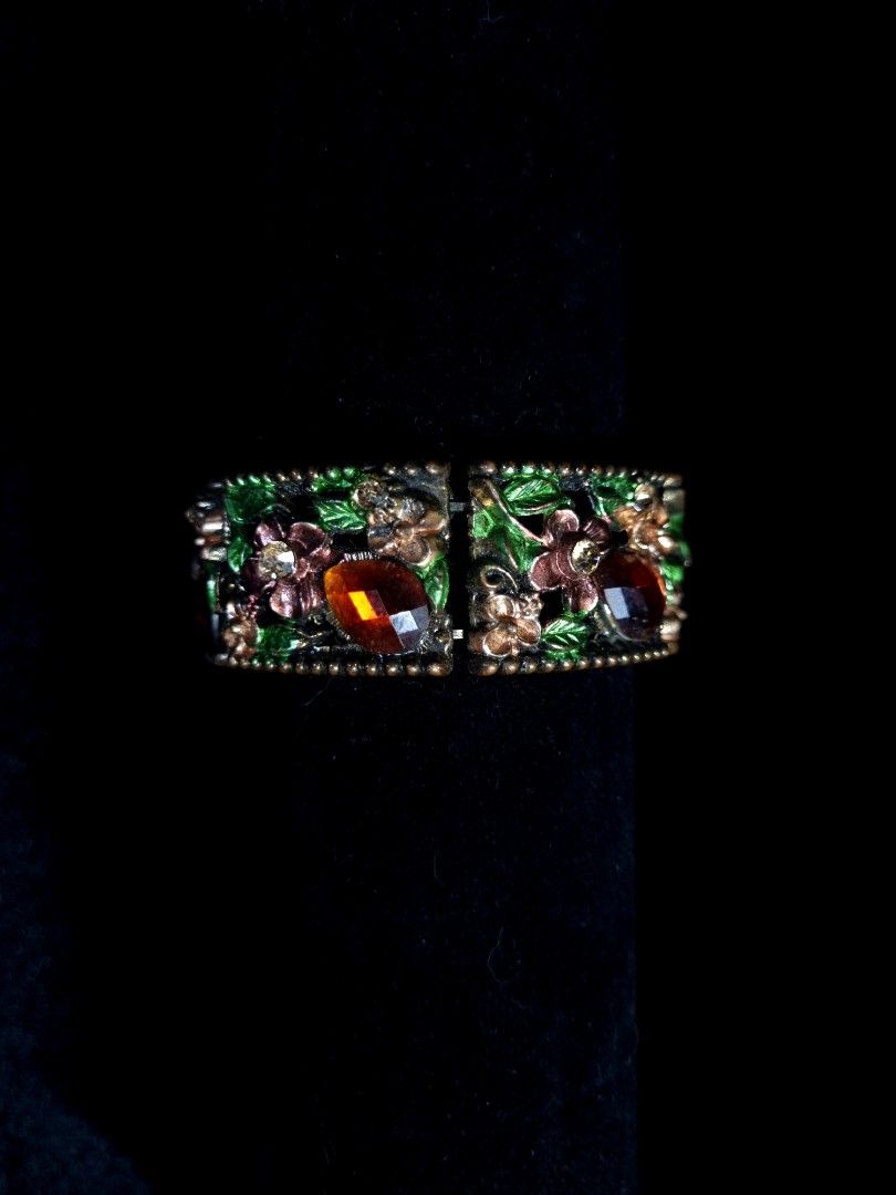 (SOLD) brown flower plate bracelet // vintage gelang jewelries antik (Kategori: Perhiasan Wanita) berada di Godean. Dikirim oleh tokokitatemaram (ID iklan 1450965962, Gambar 2). Deskripsi: minus: - note: - DM to order - slide to see measurements - thrifted, pls allow some imperfections.