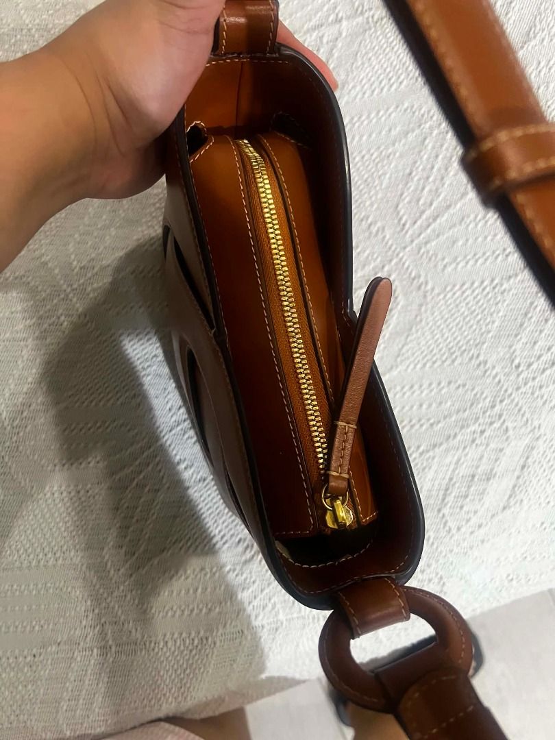 Polene Nodde Smooth Cognac (Category: Luxury Bags & Wallets) located in Santa Rosa. Submitted by petermasc93492 (Listing ID 1451023359, Image 2). Description: RETAIL PRICE AT ~P36K Polene Nodde Edition Smooth Cognac Composed of two matching and interlocking leather sections, the “Nodde” is a bag with interweaving lines highlighted by meticulous stitching and perfect symmetry. Its name was inspired by the French word “nœud”, meaning a knot or bow,