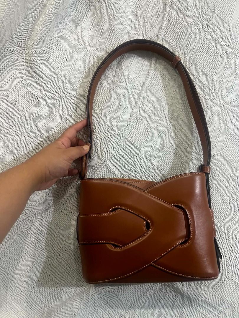 Polene Nodde Smooth Cognac (Category: Luxury Bags & Wallets) located in Santa Rosa. Submitted by petermasc93492 (Listing ID 1451023359, Image 1). Description: RETAIL PRICE AT ~P36K Polene Nodde Edition Smooth Cognac Composed of two matching and interlocking leather sections, the “Nodde” is a bag with interweaving lines highlighted by meticulous stitching and perfect symmetry. Its name was inspired by the French word “nœud”, meaning a knot or bow,