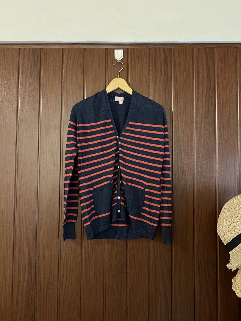 cardigan salur knit (Kategori: Atasan) berada di Jakarta Timur. Dikirim oleh buyinbali (ID iklan 1451127595, Gambar 1). Deskripsi: LD 116 melar banyak yaa full kancing no minus bahan knit.