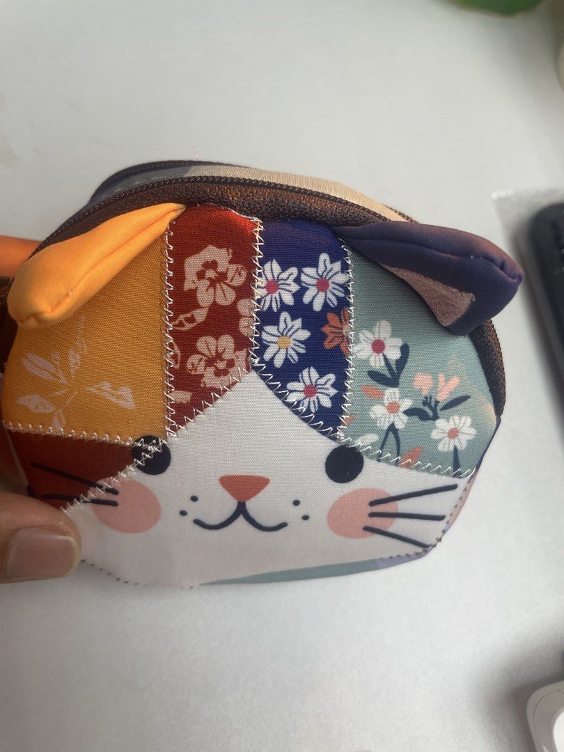 Cat small bag （分類：銀包、卡片套）位於 Hong Kong。 由 libran_ 提交（商品編號 1451034219，圖片 3）。簡介： Hey there, cat lovers! 🐾 Check out this super cute small bag shaped like a cat's face. It's made with a lovely patchwork design featuring various colorful fabrics and floral patterns, giving it a unique and charming look. Perfect for carrying your essentials like coins, cards, or small makeup items. Plus, you can even meet up at the Star Ferry Pier in Tsim Sha Tsui if 