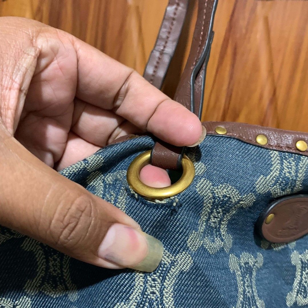 Celine tote bag (Category: Luxury Bags & Wallets) located in Carmen. Submitted by aquarius.00 (Listing ID 1451045964, Image 2). Description: issue yung circle sa handle the rest excellent.