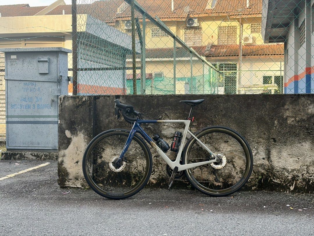 chapter 2_di2 12 speed_shamal carbon (Category: Bicycles) located in Bangi. Submitted by syahan_co. (Listing ID 1451098840, Image 2). Description: - frame chapter 2 tere carbon size xs - frame tere arenberg limited edition 10/35 - groupset 105 12 speed di2 disc - handlebar sworks hover carbon - stem 3T arx ltd carbon - shimano pro stealth saddle - wheelset campagnolo shamal carbon - shimano 105 paddle groupset and wheelset is not more than 1,000k