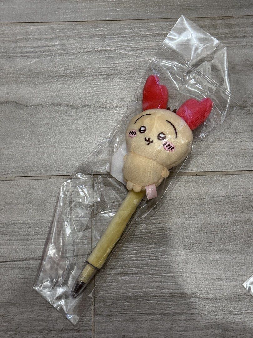 Chiikawa usagi筆/usagi公仔筆/usagi原子筆/chiikawa筆 （分類：文具）位於 Hong Kong。 由 hkstudentselling 提交（商品編號 1451031875，圖片 1）。簡介： 購自Chiikawa land💛 全新冇用過 公仔仲揀過樣🥹 買其他Chiikawa產品可以減hkd5❣️。