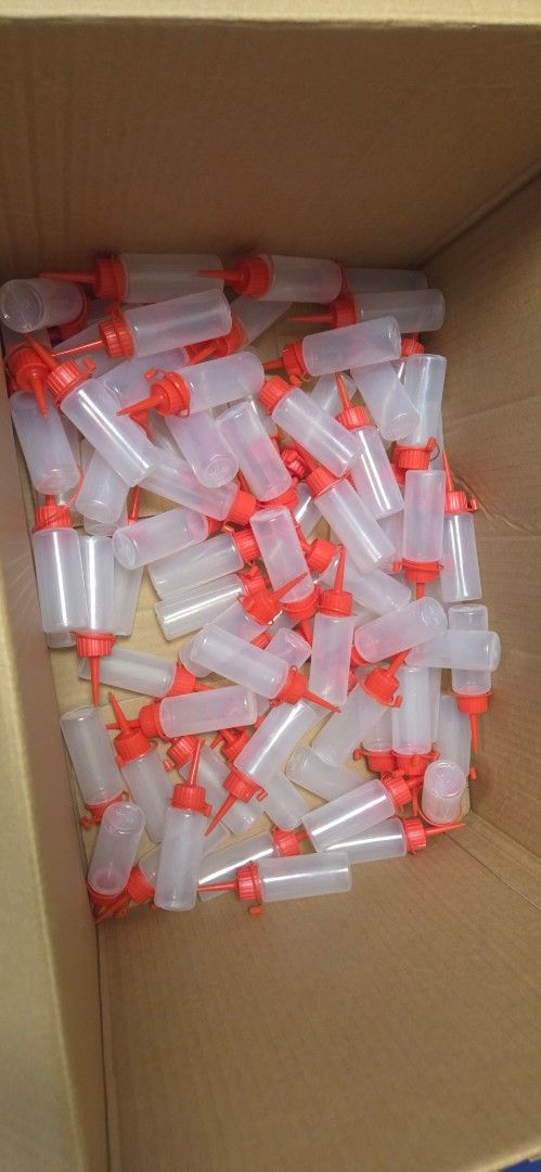 Clear Plastic Squeeze Bottles with Red Caps515772675345633281