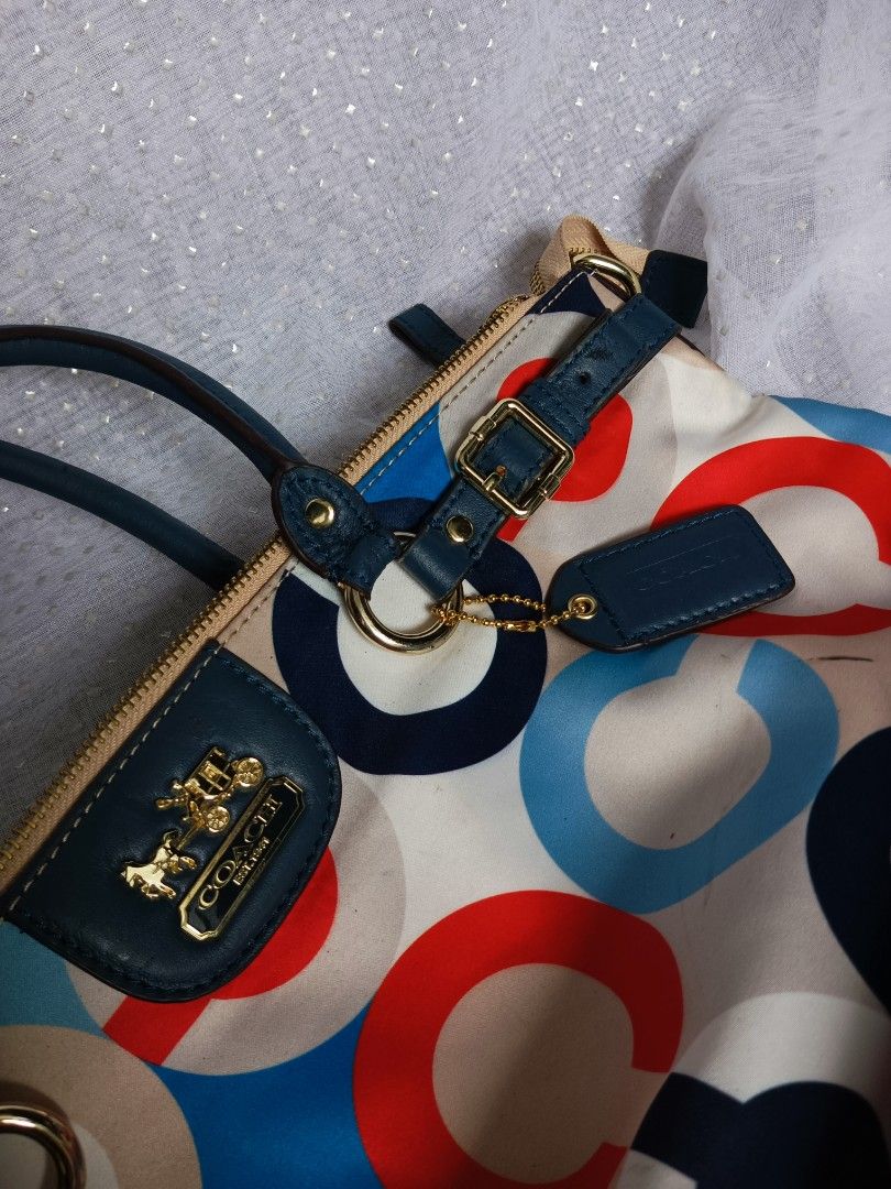 Coach Ashley OP Art Print Satchel (Category: Shoulder Bags) located in Manila. Submitted by sabrinacalin (Listing ID 1451092283, Image 3). Description: Coach Ashley OP Art Print Satchel Length : 44cm Width : 12cm Height: 34cm Original/Authentic Actual and Detailed Pictures are Posted Pick Up at One Oasis condominium ortigas extension pasig city Or Delivery via Lalamove,Jnt, LBC cod/cop JNT (payment first basis,gcash) THANKYOU!.
