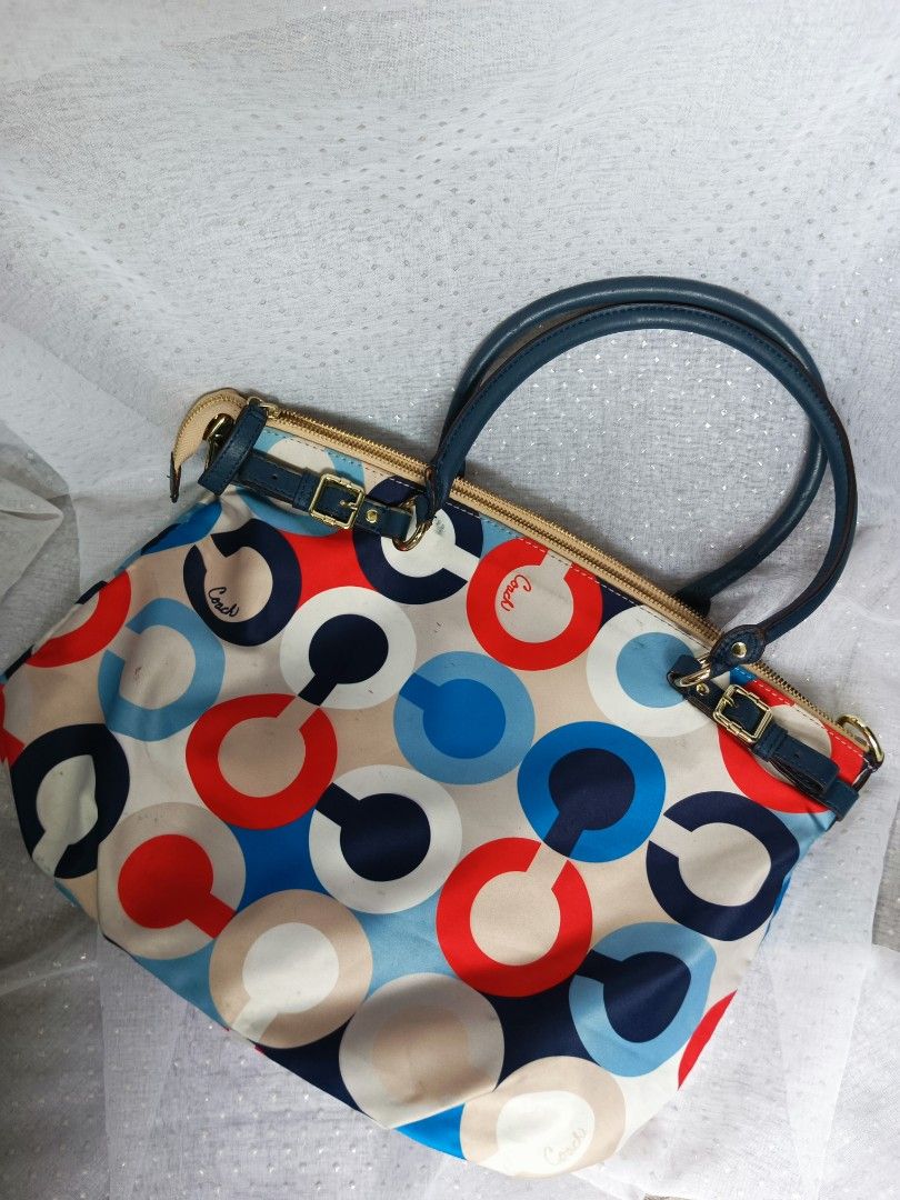 Coach Ashley OP Art Print Satchel (Category: Shoulder Bags) located in Manila. Submitted by sabrinacalin (Listing ID 1451092283, Image 2). Description: Coach Ashley OP Art Print Satchel Length : 44cm Width : 12cm Height: 34cm Original/Authentic Actual and Detailed Pictures are Posted Pick Up at One Oasis condominium ortigas extension pasig city Or Delivery via Lalamove,Jnt, LBC cod/cop JNT (payment first basis,gcash) THANKYOU!.