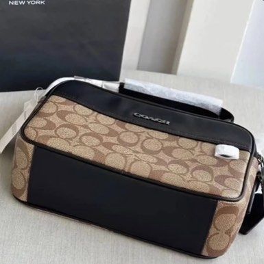 Coach Men’s Camera Bag (Category: Sling Bags) located in Kuala Lumpur. Submitted by 1enaa.chan.p-agent (Listing ID 1451067002, Image 2). Description: Pre-order purchasing service available; no urgent orders accepted. Free shipping; inquiries welcome. West Malaysia: Delivery in approximately 9–12 days after ordering. East Malaysia: Delivery in approximately 12–15 days after ordering..
