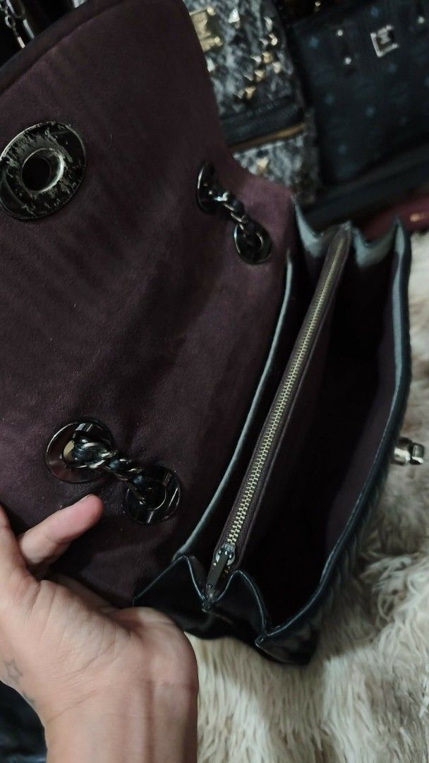 Coach Parker quilted leather (Category: Luxury Bags & Wallets) located in San Juan City. Submitted by bellarina05 (Listing ID 1451114984, Image 2). Description: COACH PARKER Nappa leather Inside zip and multifunction pockets Turnlock closure, fabric lining Outside slip pocket Handles convert to shoulder strap with 19 1/4" drop 10 1/4" (L) x 7" (H) x 4" (W).