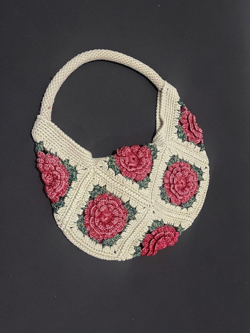 Crocheted Rose Bag (Category: Tote Bags) located in Santa Cruz, Pampanga. Submitted by httpschayo (Listing ID 1451089251, Image 2). Description: Crocheted Rose Bag — faded ang kulay ng roses sa exterior — walang inner lining kaya ‘di pwede paglagyan ng maliliit na gamit.