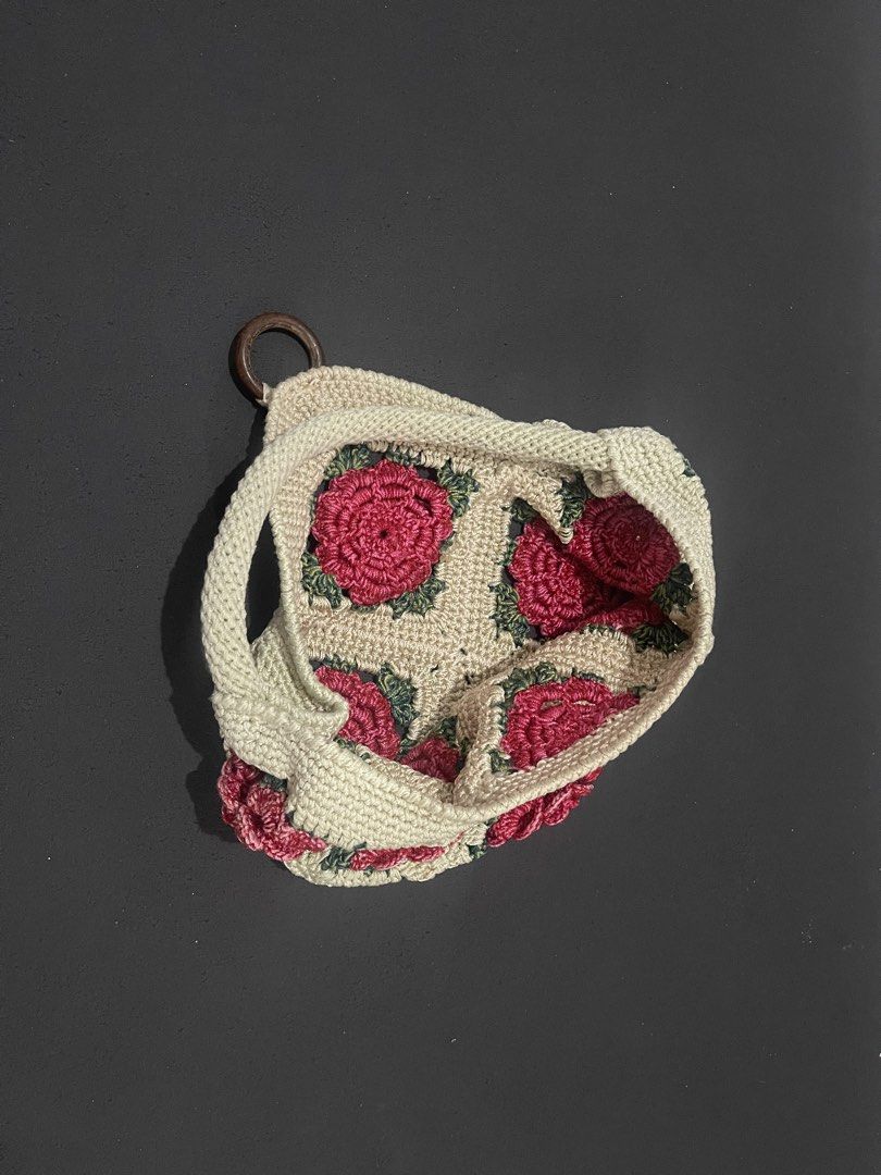 Crocheted Rose Bag (Category: Tote Bags) located in Santa Cruz, Pampanga. Submitted by httpschayo (Listing ID 1451089251, Image 3). Description: Crocheted Rose Bag — faded ang kulay ng roses sa exterior — walang inner lining kaya ‘di pwede paglagyan ng maliliit na gamit.