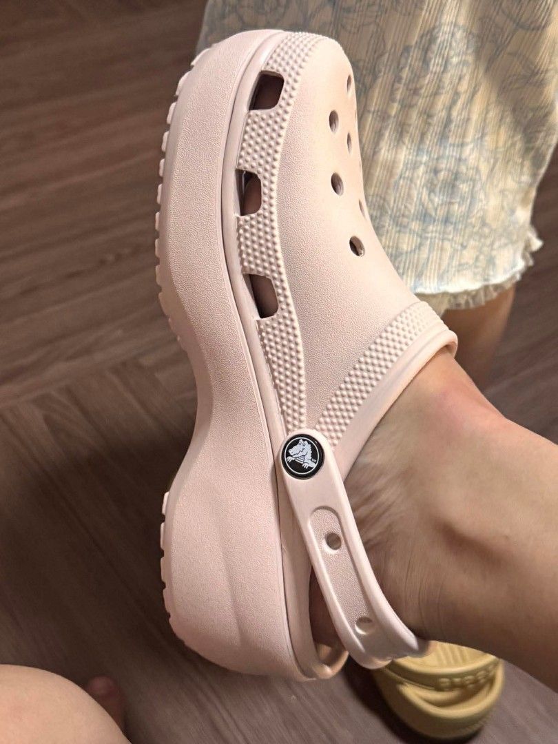 Crocs Platform in Quartz (Category: Slippers and slides) located in Manila. Submitted by sashikibuta (Listing ID 1450946402, Image 2). Description: on hand item size w8 no eco bag.