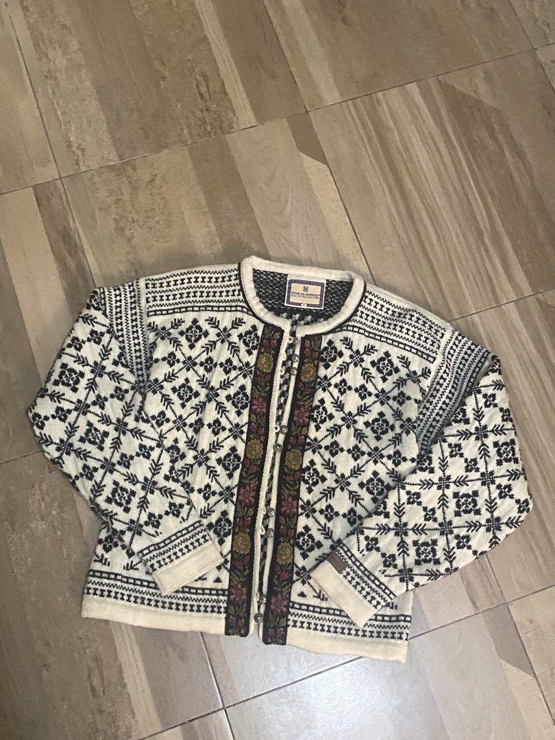 DALE OF NORWAY (Category: Luxury Apparel) located in Baggao. Submitted by thriftninam (Listing ID 1451041535, Image 1). Description: VINTAGE DALE OF NORWAY KNITTED(AUTHENTIC).