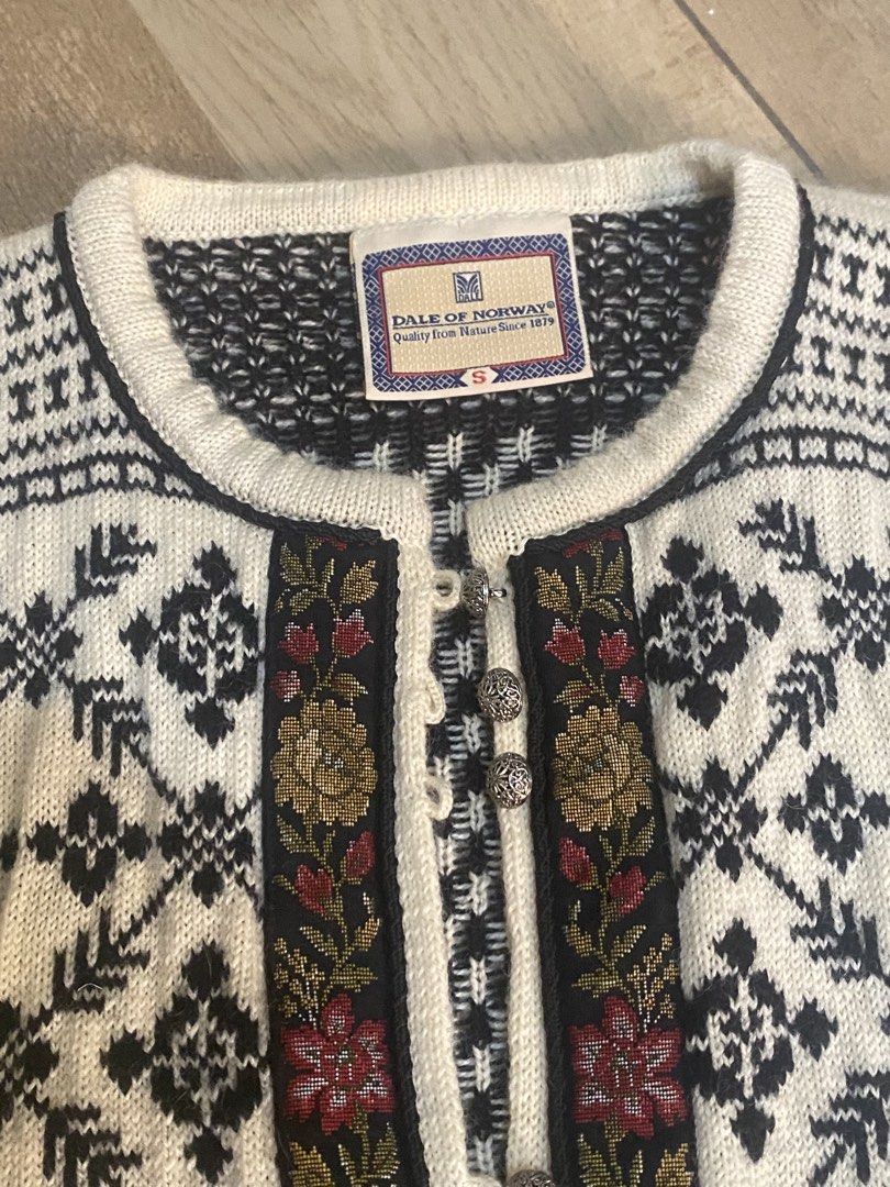 DALE OF NORWAY (Category: Luxury Apparel) located in Baggao. Submitted by thriftninam (Listing ID 1451041535, Image 2). Description: VINTAGE DALE OF NORWAY KNITTED(AUTHENTIC).