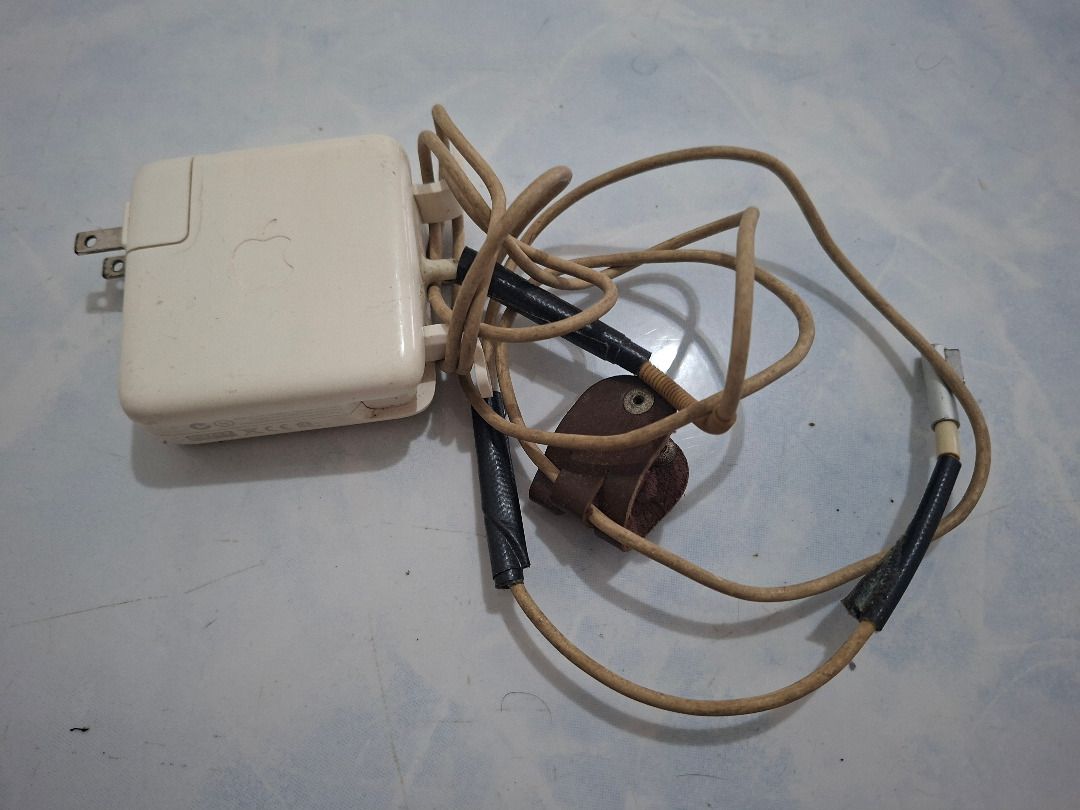 DEFECTIVE 2012 MacBook Pro A1278 - FREE SHIPPING (Category: Laptops & Notebooks) located in Tagbilaran City. Submitted by rjv1977 (Listing ID 1451006755, Image 3). Description: DEFECTIVE 2012 2.5 Ghz i5 / 4 GB RAM Fan Spins but not booting & no display LCD has some vinegar effect Needs a set of new speakers 60w Charger included (See Pictures) Keyboard should be working OK (Untested) Battery 1701 Service Recommended (Needs a new) all screws and pa