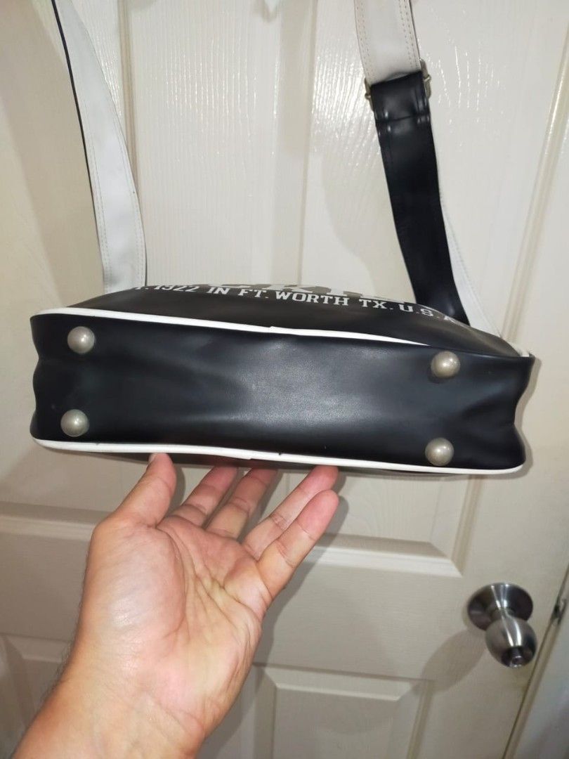 Dickies Sling Bag (Category: Sling Bags) located in Ipoh. Submitted by pyanghani79 (Listing ID 1451067801, Image 3). Description: Item selected bundle Korea n Japan Condition cantik Dan bersih Postage semenanjung RM 10 Self collect ipoh .
