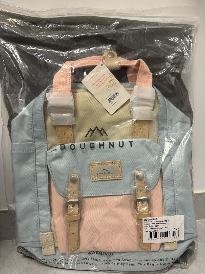 Doughnut Macaroon 經典款 背包 （分類：背囊）位於 Hong Kong。 由 laam_00 提交（商品編號 1450260739，圖片 1）。簡介： Doughnut Macaroon 背包 粉紅色 全新 可沿紅、綠地鐵線交收 有興致dm🫶🏻。