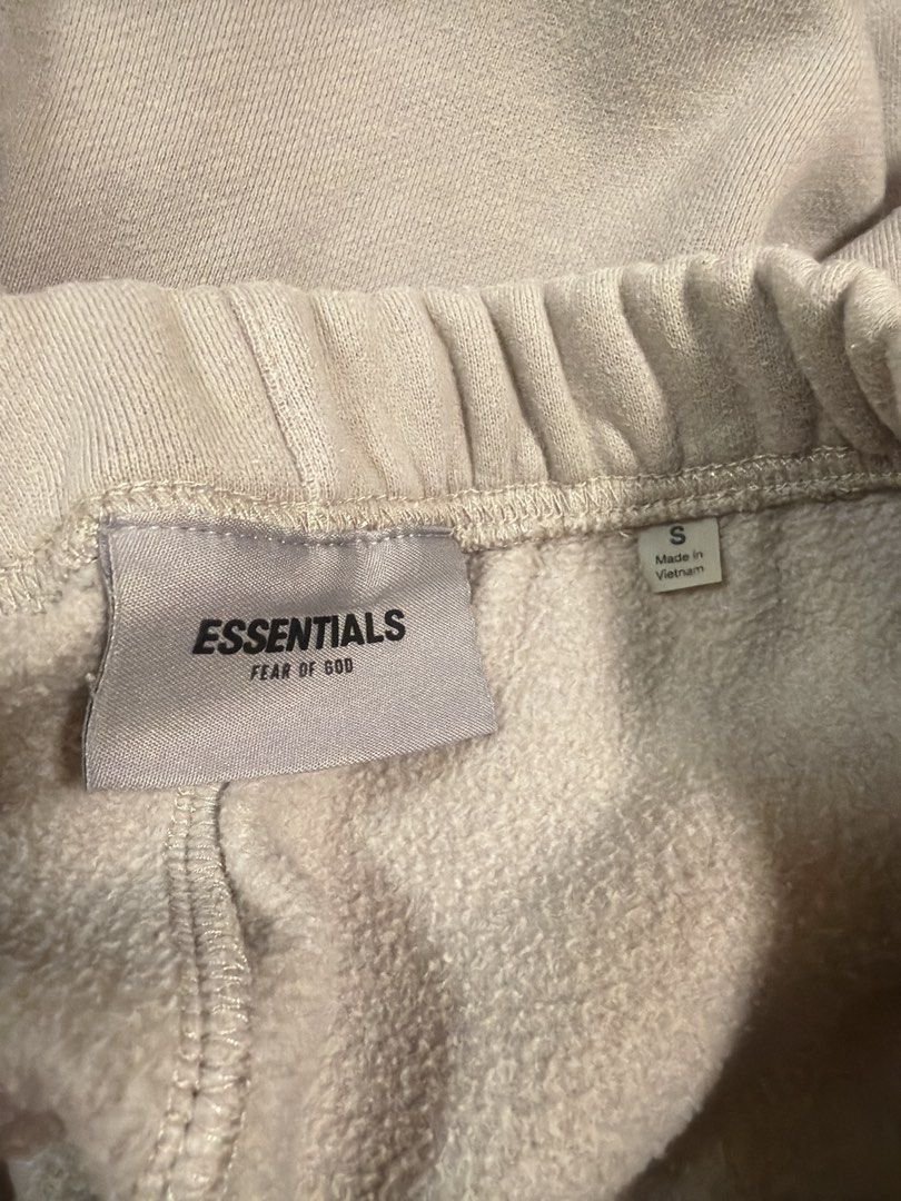 Essentials （分類：短褲）位於 Hong Kong。 由 queenog 提交（商品編號 1451081643，圖片 3）。簡介： Size S 30-31”waist Length 16.5” With pockets Sf buyer pay 。