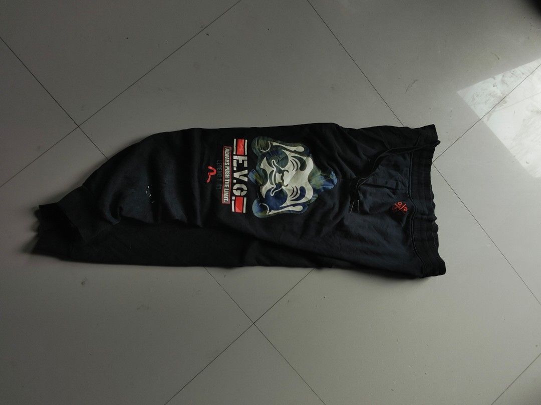 Evisu big logo jogger (Category: Joggers) located in Talisay. Submitted by thrift_ni_cj (Listing ID 1451082802, Image 2). Description: .