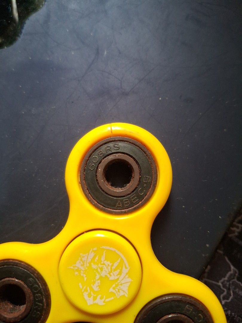 Fidget spinner （分類：兒童玩具）位於 Hong Kong。 由 cyloyo 提交（商品編號 1451024495，圖片 2）。簡介： 黃色嗰個爆咗少少但係仲用得 天水圍站交收。