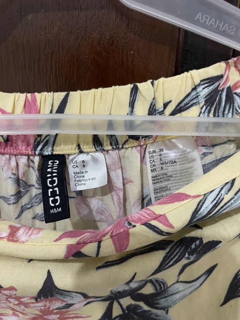 H&M Floral Skirt (Category: Skirts) located in Santa Cruz, Pampanga. Submitted by httpschayo (Listing ID 1451073786, Image 3). Description: Floral Flowy Skirt • medida sizing waist: “31 - “35 length: “33 — light weight — garterized likod — pwede i-tie sa harap — long back (refer sa pics) — worn once (‘di na ulit sinuot kasi ‘di ko na mahanap yung pinair kong top sa kaniya) — the color may slightly change due to lighting .