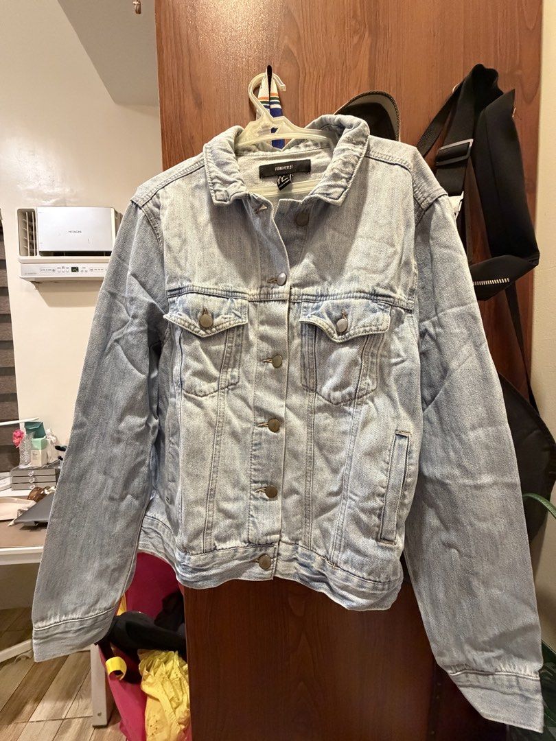 Forever 21 Light Wash Denim Jacket (Category: Coats, Jackets and Outerwear) located in Quezon City. Submitted by robinbatsky (Listing ID 1451013813, Image 1). Description: Classic light wash denim jacket Brand: Forever 21 Size: Medium (M) Style: Easy to pair with casual outfits, great for layering.