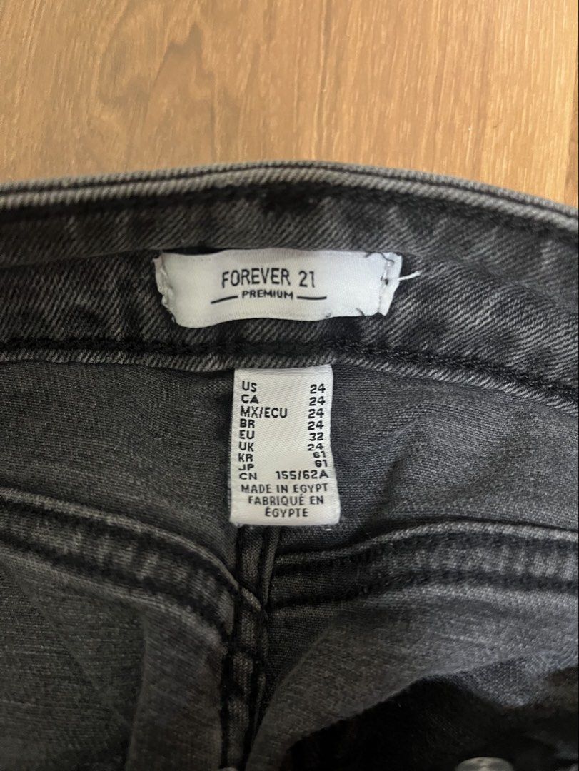 Forever 21 Premium Grey Patchwork Wide Leg Jeans Size 24 (Category: Jeans) located in San Fernando. Submitted by nathan_pasahol (Listing ID 1451057339, Image 3). Description: - Forever 21 Premium Grey Patchwork Jeans - Wide Leg Fit - Utility Pocket Detail - Size 24 - Made in Egypt - Cool, edgy look, perfect for casual wear.