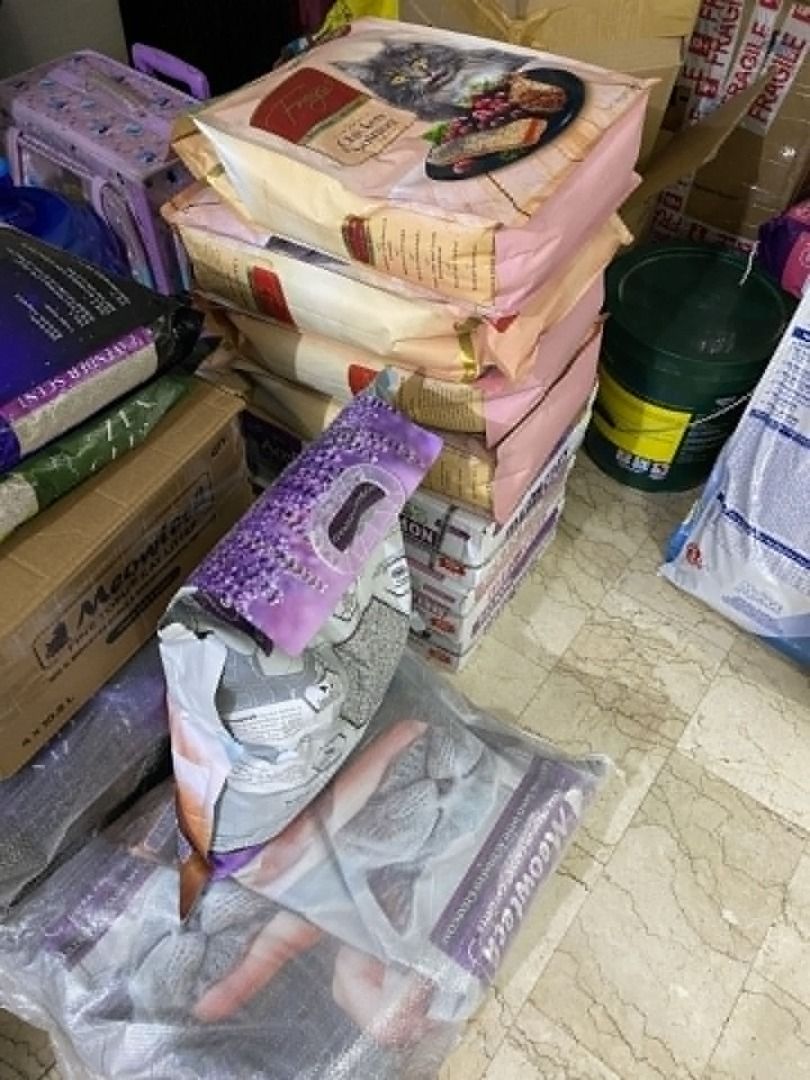 Freya Cat Food - 5kg (Category: Pet Food) located in Makati City. Submitted by tramda (Listing ID 1451083458, Image 3). Description: P849 - Manila area near Makati Freya Cat Food (5kg) 🐱 Complete and balanced dry food for adult cats. 🍗 Made with animal protein to help support muscle maintenance. ✨ Contains essential vitamins and minerals for overall health. 🦷 Crunchy kibble helps support dental hygiene. 💩 Formulated to support healthy digesti