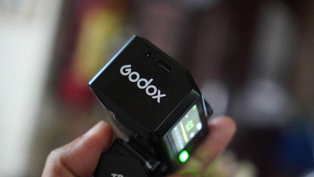 Godox IT30 Pro Mini TTL Flash with Accessories for SONY (Category: Flashes) located in Caloocan City. Submitted by chickencubes (Listing ID 1450960400, Image 3). Description: - Godox IT30B TTL Flash Trigger - Includes trigger unit, soft diffuser, and protective pouch - Screen displays TTL mode and power settings - Ideal for enhancing your photography setup Extra accessories included: Godox TR Hot shoe riser worth 1k+ 3 Color Diffuser kits worth 2