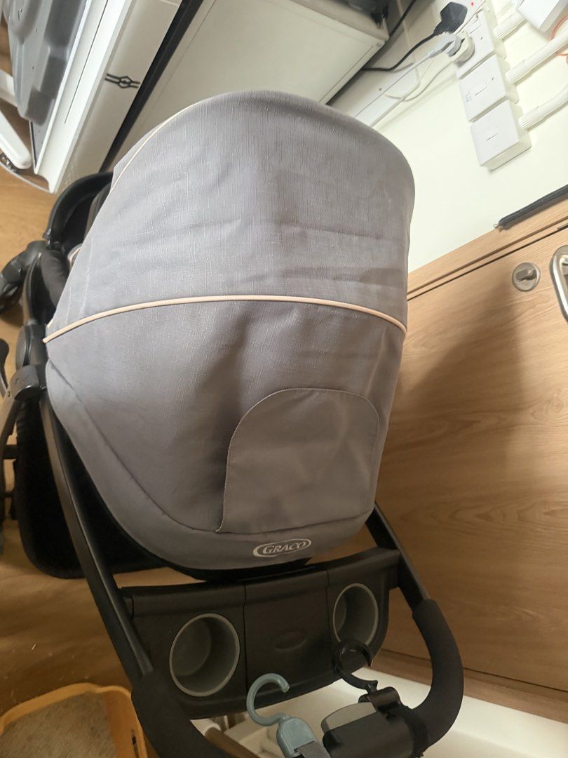 Graco 嬰兒車 （分類：外出用品 - 嬰兒車）位於 Hong Kong。 由 kabii23 提交（商品編號 1451028794，圖片 3）。簡介： Graco 牌子嘅嬰兒車，有遮陽篷同儲物籃。可以摺埋，方便擺放。有杯架同餐盤。啱新手父母用。。